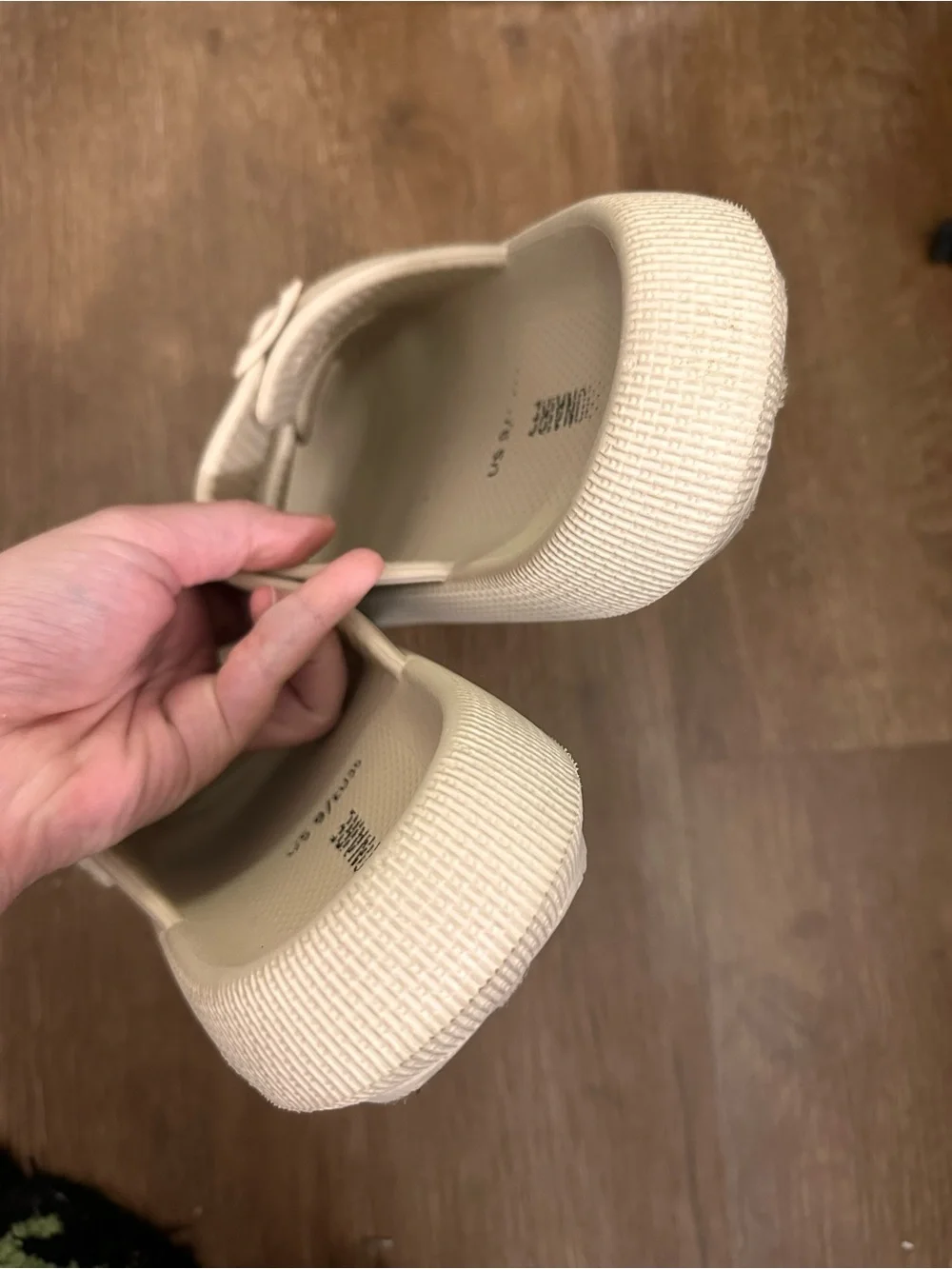 Cushionaire Women’s Cream Double-Buckle Cloud Slide Sandals Size 9
